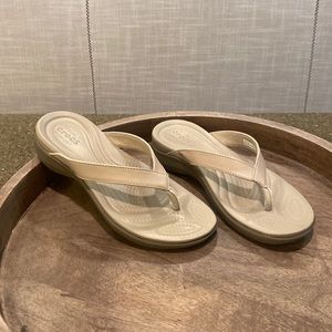 DUAL COMFORT CROCS EUC SZ WOMENS 8 TAN LEATHER $25